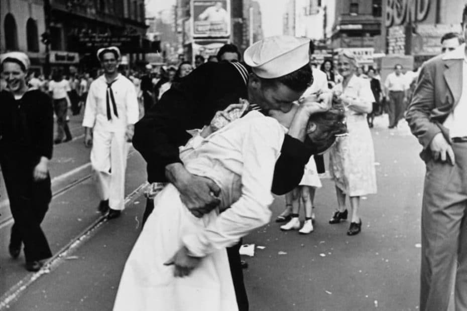 kissing candid photography