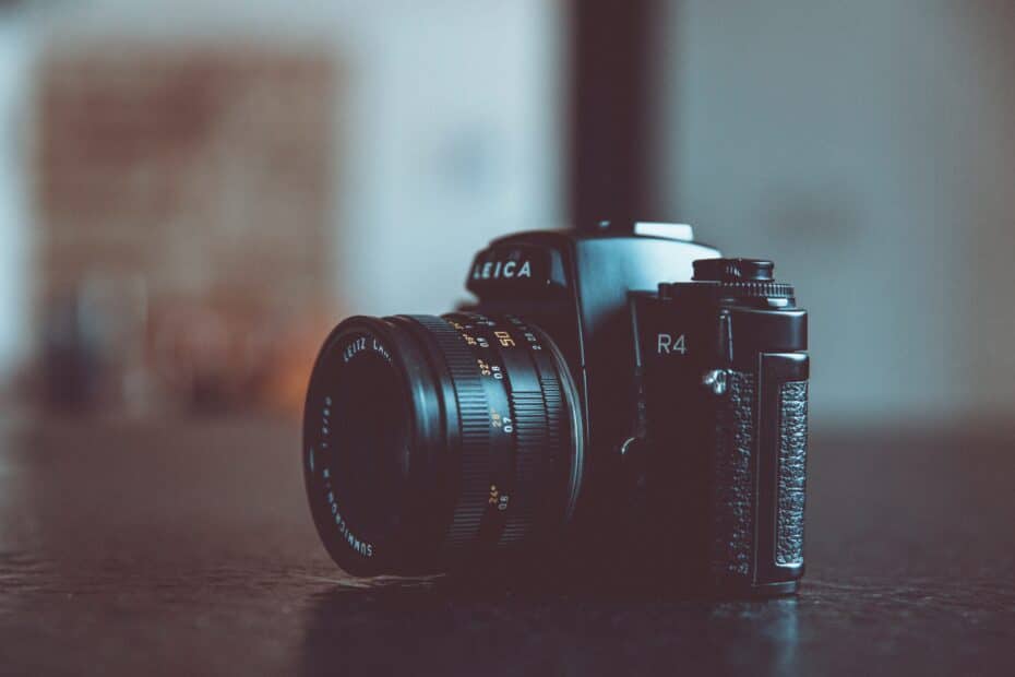 black DSLR camera